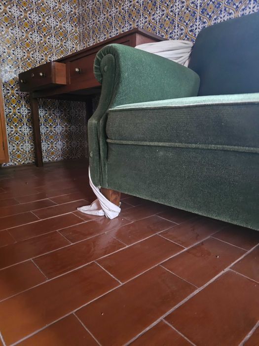 Sofá vintage verde em boas condições