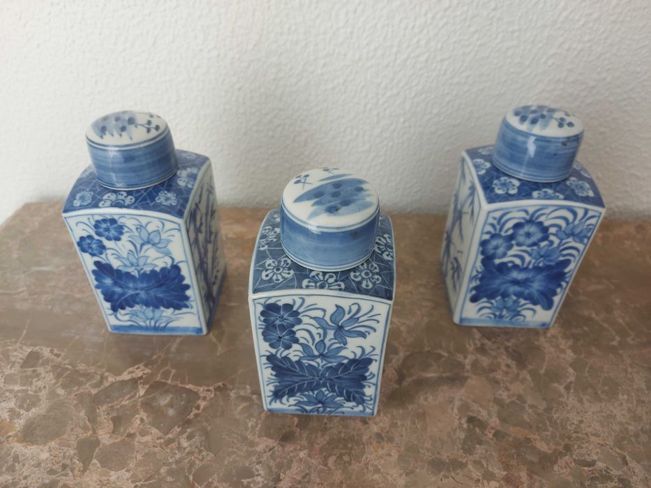 Frasco de porcelana azul e branca