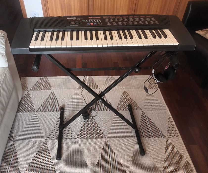 Teclado CASIO CTK-200 com tripé