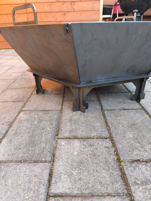 Duże solidne palenisko z rusztem