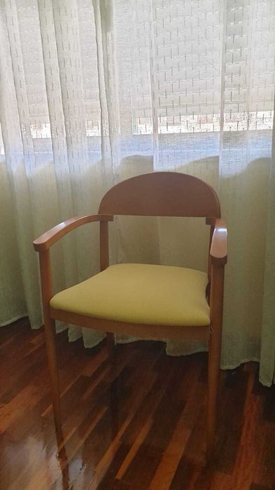 Cadeira Maciça em Madeira Faia com Assento/Almofada em Veludo Amarelo - Para Secretária/Escrivaninha ou para Decorar um Quarto