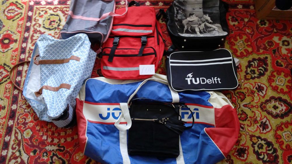 Продам санки,одежда на собаку(L),сумки разные