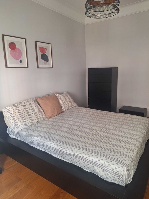 Mobília de quarto cama + colchão + cómoda + mesas cabeceira