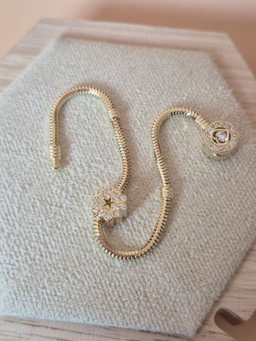 Złoty charms kwiatek białe cyrkonie 585