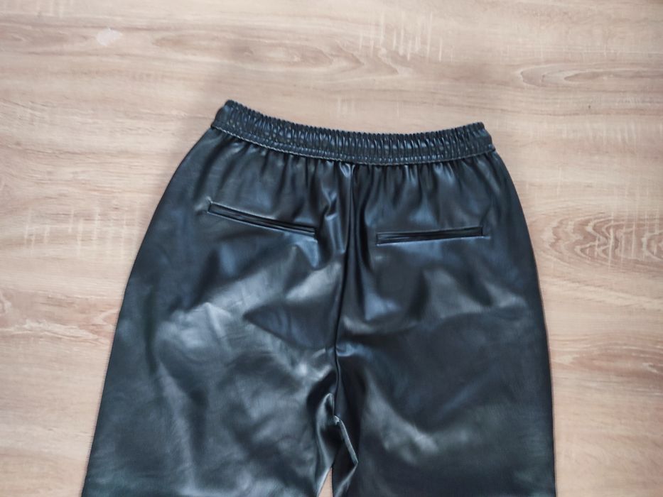 Spodnie z imitacji skóry Pull&Bear