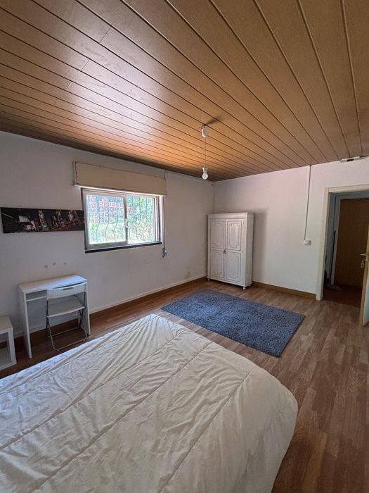 Quarto para casal em moradia isolada situado em Santa Iria da Azóia