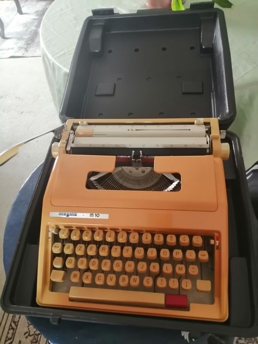 Máquina de escrever Magma M 10 e caixa de origem