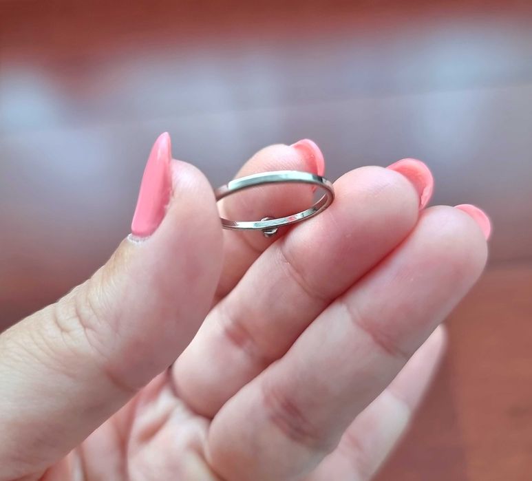 Anel cinzento com uma pedra pequena, tamanho S