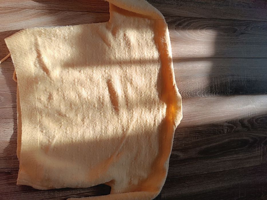 Светр із затяжкою знизу