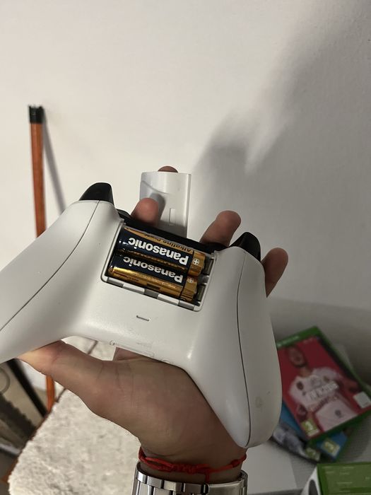 Xbox One S com comando e jogos