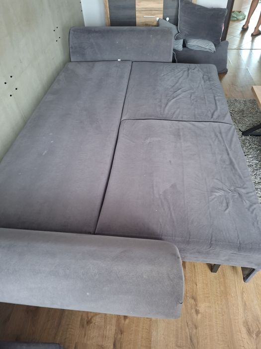 Sofa rozkładana szara z pufami