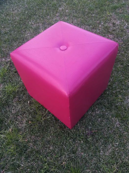 BANCO de apoio, para interior ou exterior. Muito útil.