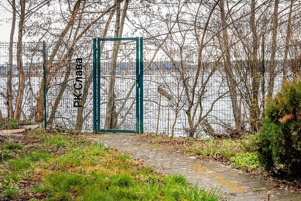 Продам котедж в Безлюдівці з виходом на  озеро і спортивним полем