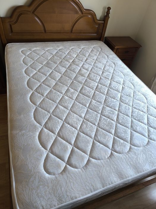 Mobília de quarto completo em madeira maciça