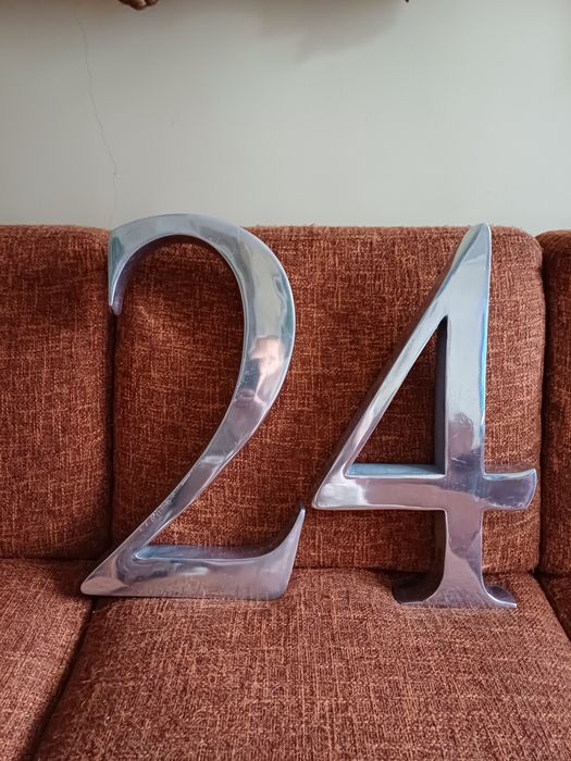 Potężne aluminiowe cyfry 24