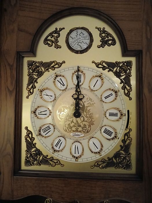 Relogio de pé alto, com pêndulo.