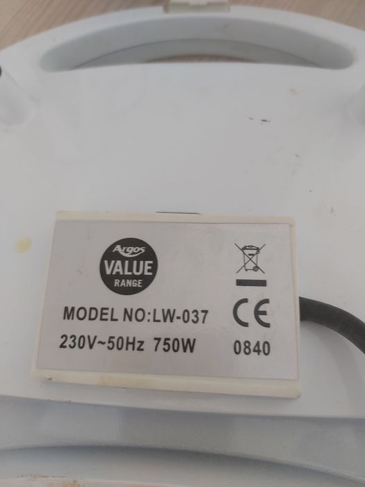 Używany ale w bardzo dobrm stanie toster