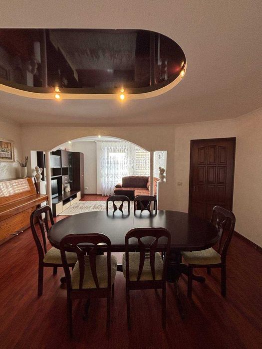 Продається трикімнатна квартира з меблями на Пасічній