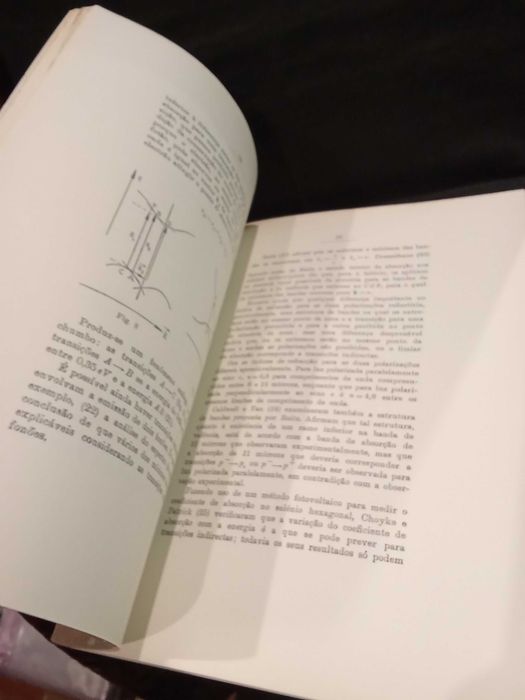 Sobre a Estrutura de Bandas de Telúrio- Alexandre A. Pires de Carvalho