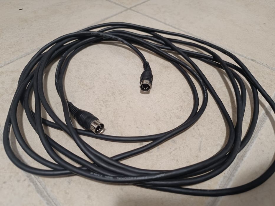 Cabos XLR ; RCA ; MIDI ; jack