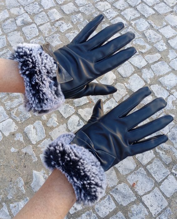 Luvas Pretas de Napa com Pelo e Detalhe de Laço
