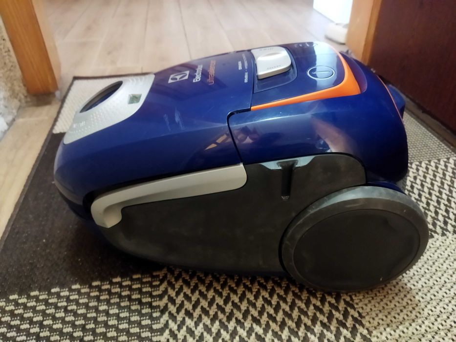 Пылесос ELECTROLUX с мешком для мусора 1800W.