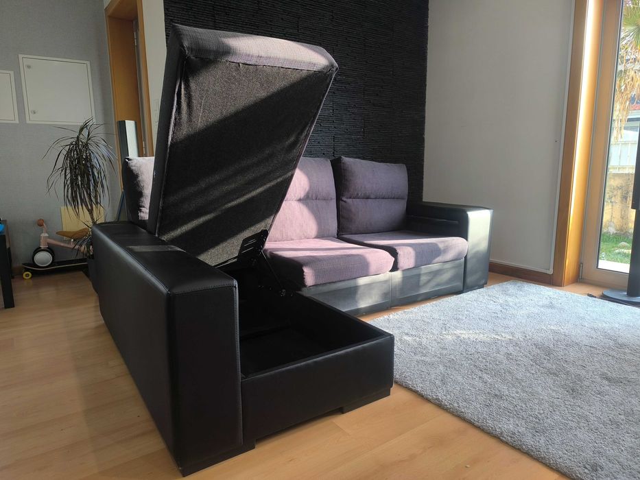 Sofá de 3 Lugares c/ Chaise Longue (Baú) + 2 Puffs | Disponibilidade Imediata
