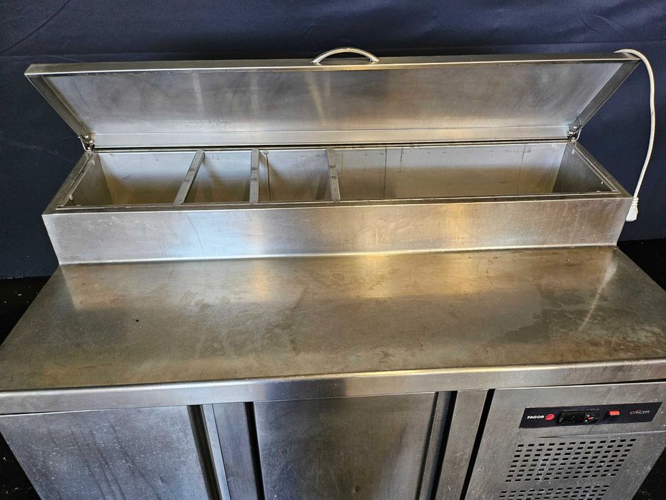 Saladette com mesa de trabalho