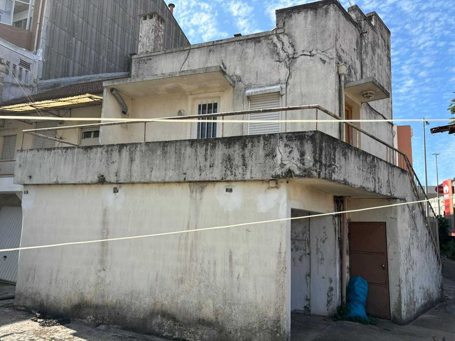 Dois prédios com lojas cave e terreno Paranhos