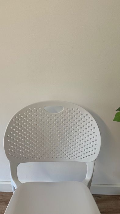 Cadeiras brancas em ótimo estado