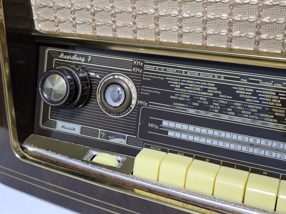 Rádio antigo reparado SABA