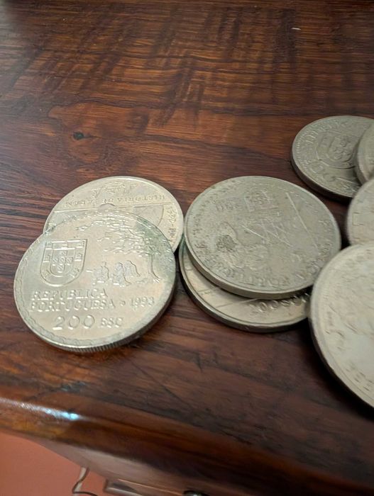 Moedas comorarivas de 200 escudos