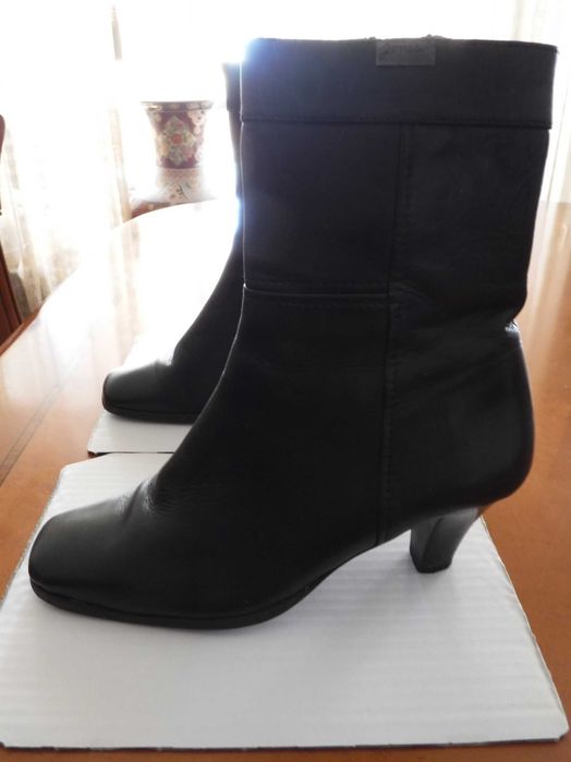 Botas pretas em pele com salto e fecho lateral - 37