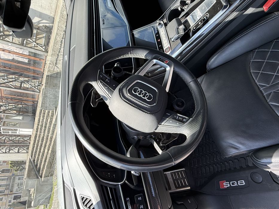 Біла Audi SQ8 2021