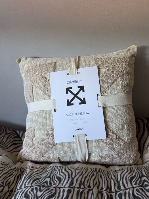 Off white poduszka beżowa - accent pillow
