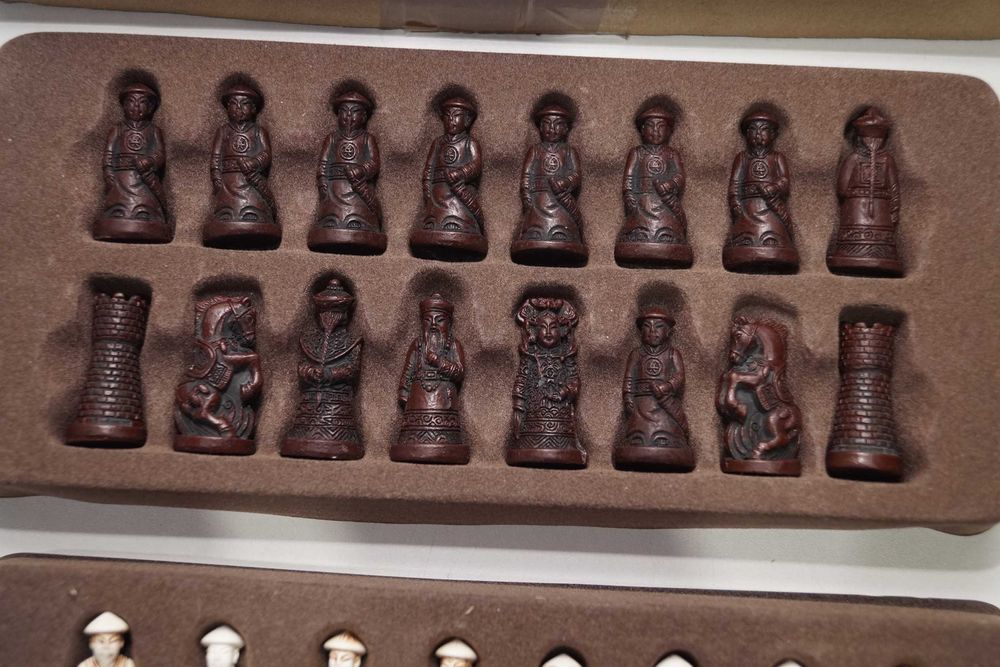 Mini podróżne szachy figurki z żywicy japońskie rzeźbione skóra eko