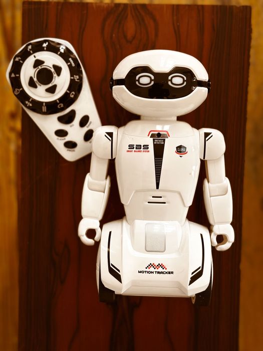 Robô SILVERLIT Macrobot a pilhas e com comando