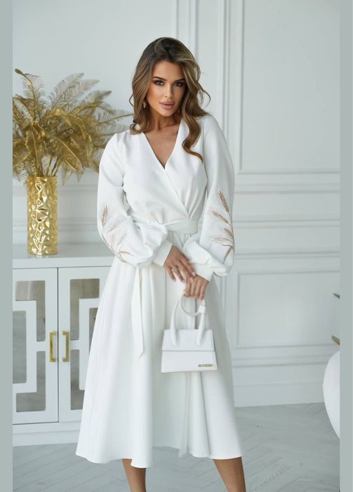 Сукня на запах молочного кольору з вишивкою на рукавах