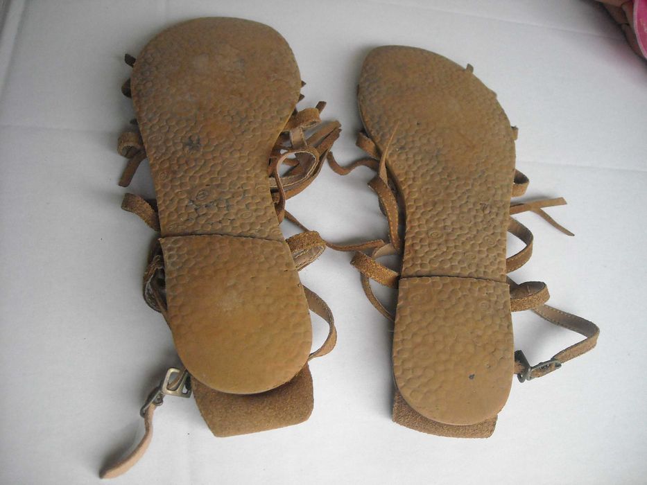 Conjunto calça em pele Chocolate e sandalias farripas para senhora