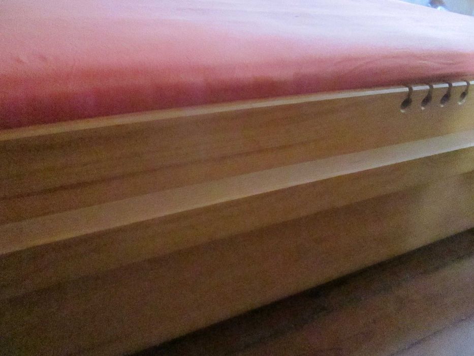 Cama de casal em madeira maciça, cor mel