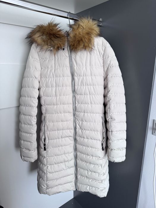 Жіноча зимова куртка, розмір S, тепла, з капюшоном (хутро знімається)