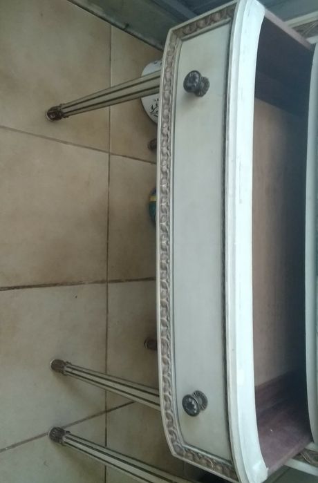 Mesa de cabeceira antiga com tampo em pedra