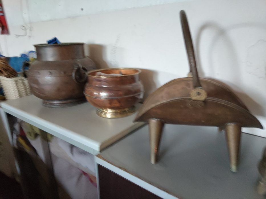 Várias peças em cobre e latão.