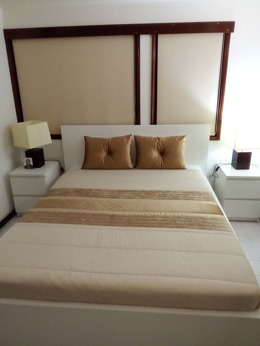Cama. Espelho. Gaveta