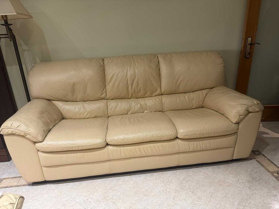 Conjunto de Sofás de Pele Bege (3 +2  lugares)  + Poltrona Reclinável