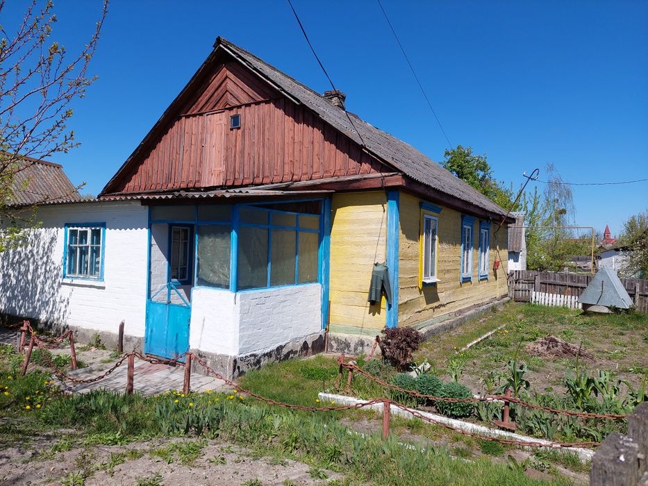 Продається половина будинку не далеко аід центру міста.