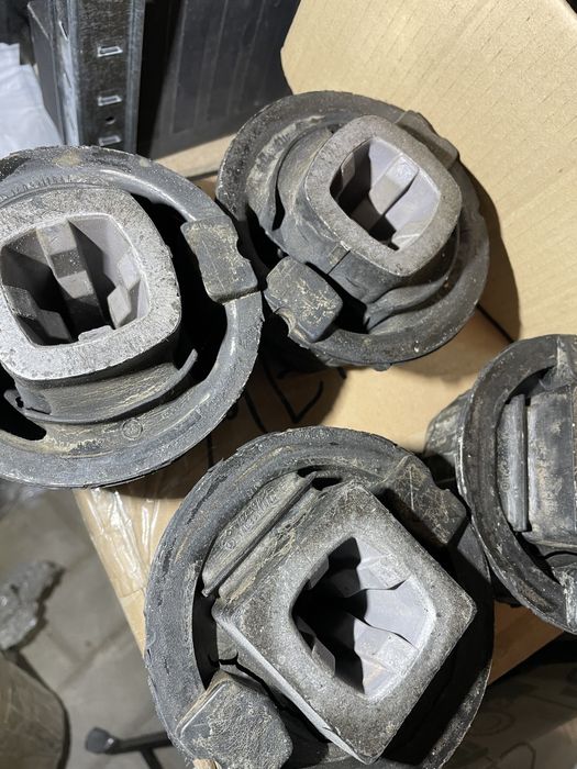 Подушки переднего подрамника Mercedes W140