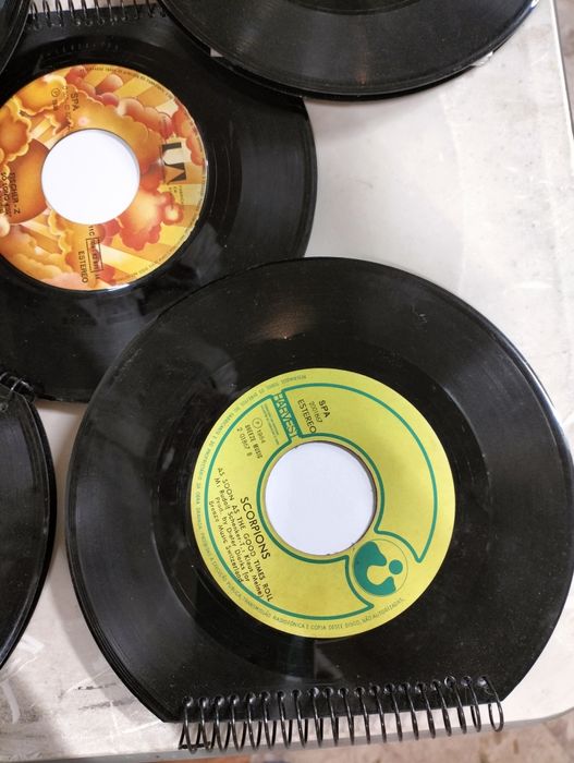 Cadernos feitos com discos de vinil single