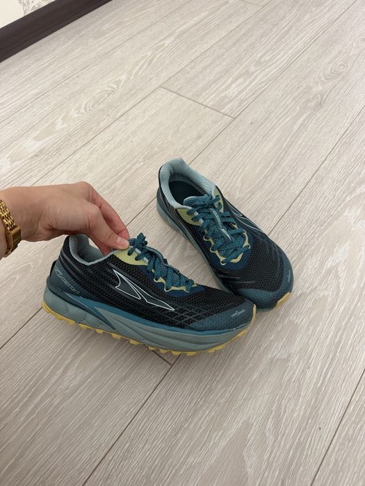 бігові кросівки asics altra