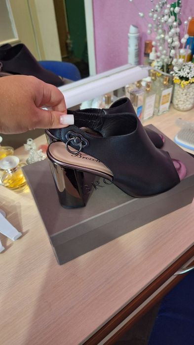 Шкіряні босоніжки 38 розміру